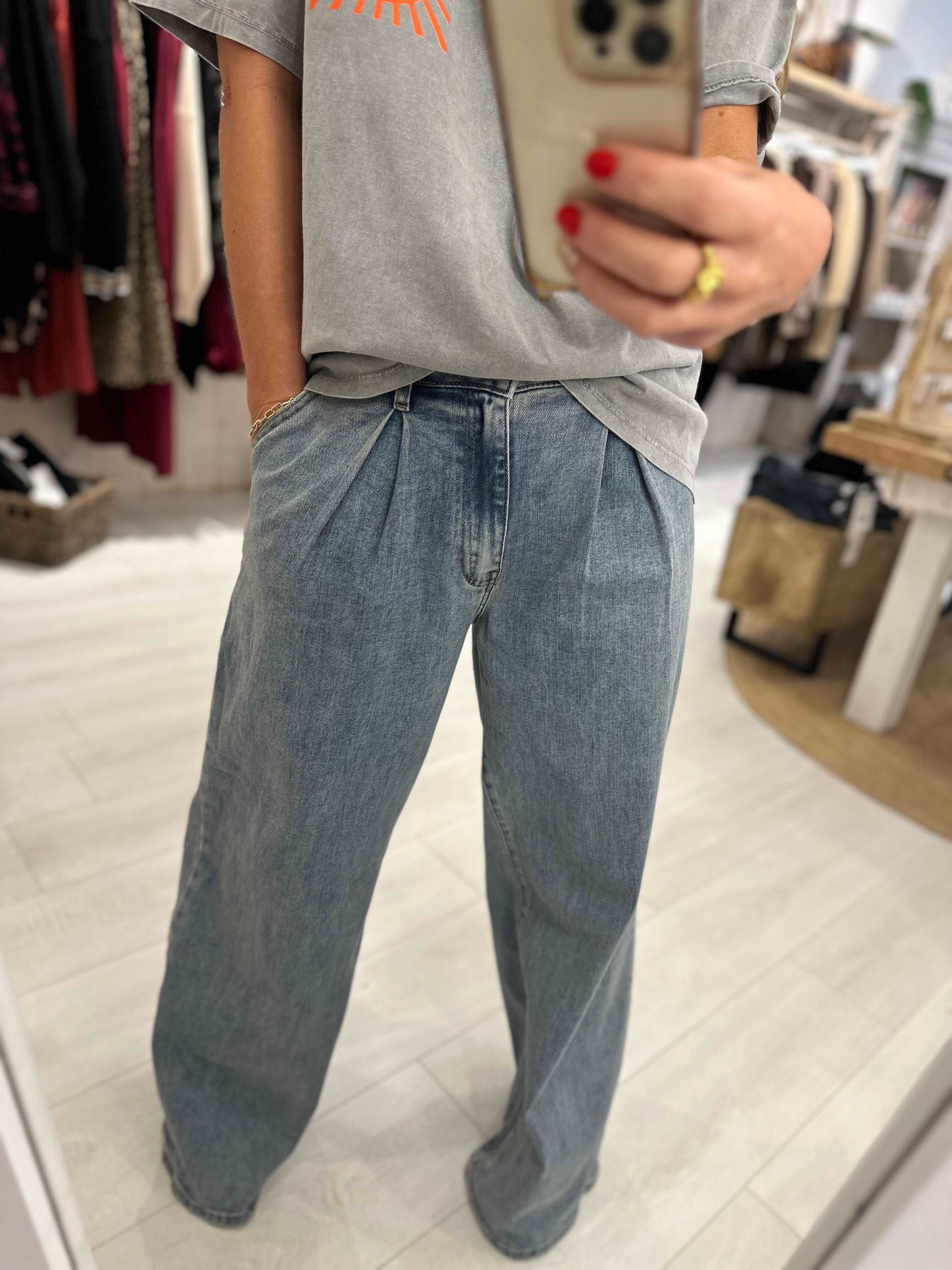 Relaxed Darted Wide Leg Jeans