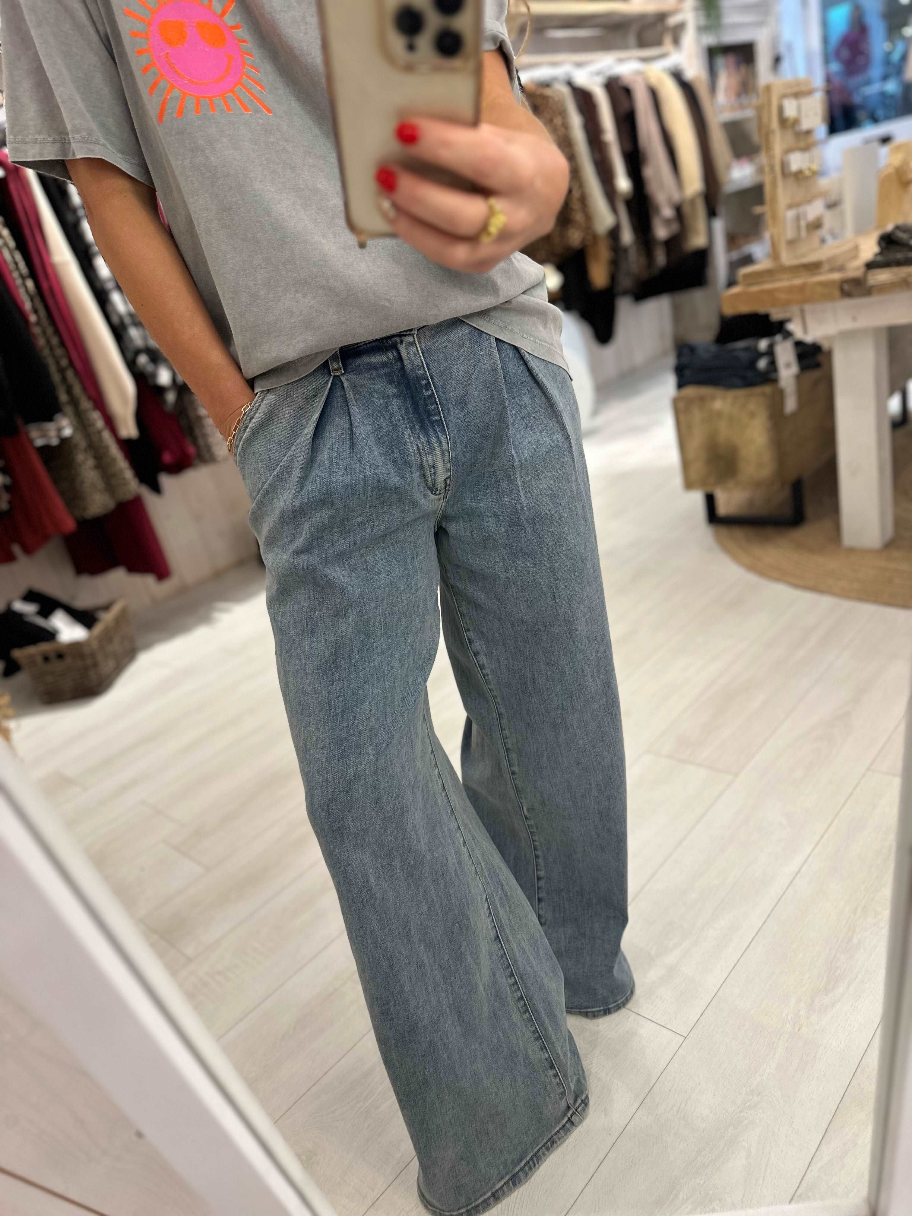 Relaxed Darted Wide Leg Jeans