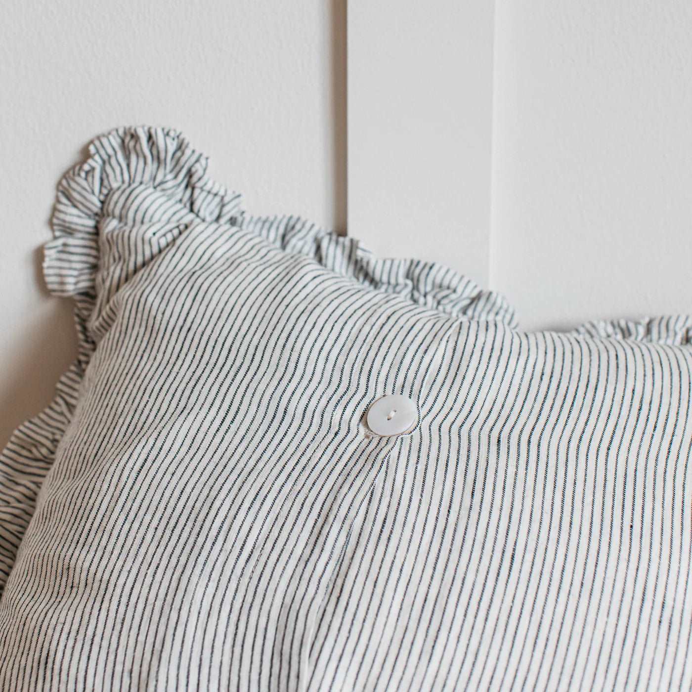 OLI RUFFLE CUSHION PINSTRIPE 100% LINEN