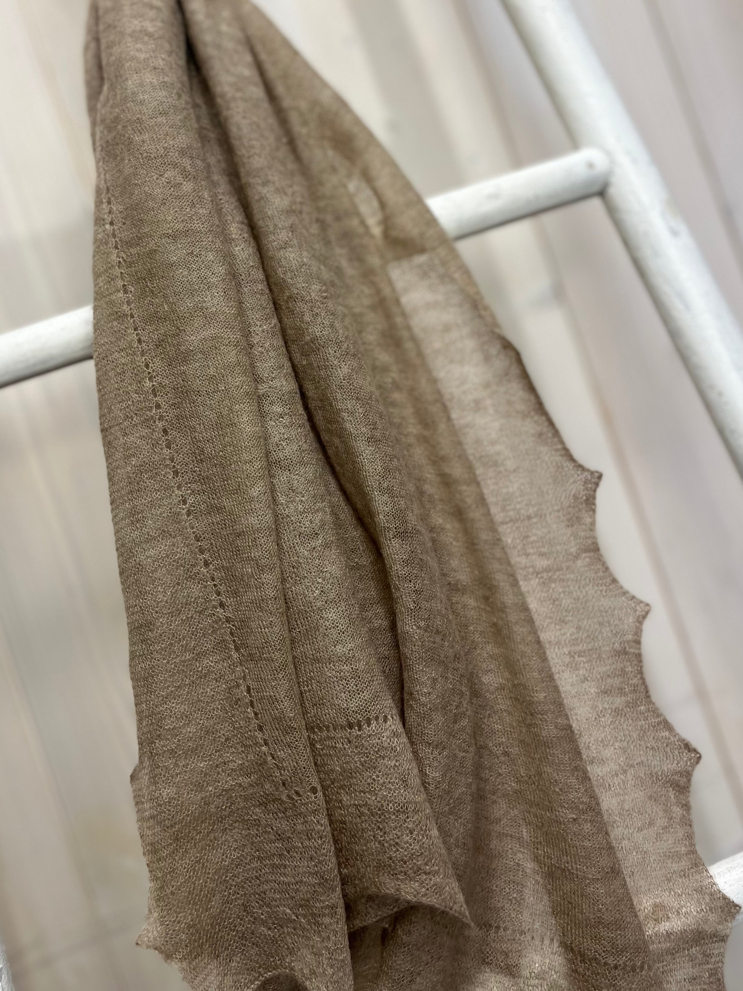 Luxury Cashmere Scarf: Mocha Scolloped Edge